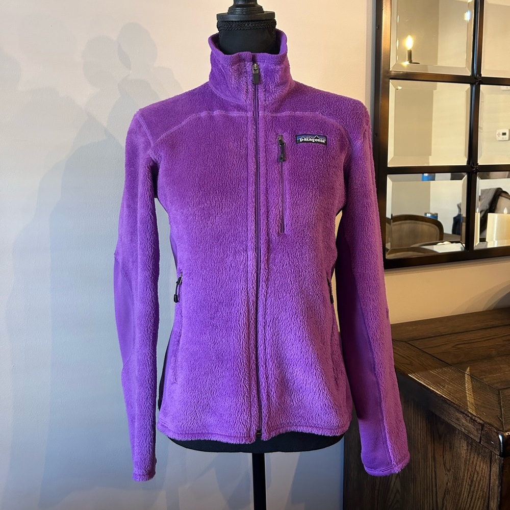 Patagonia Women's R2® Jacket size small in purple. Like new!